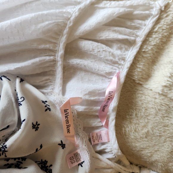 White Nightgown and Lace-trim Summer Robe - Picture 7 of 8